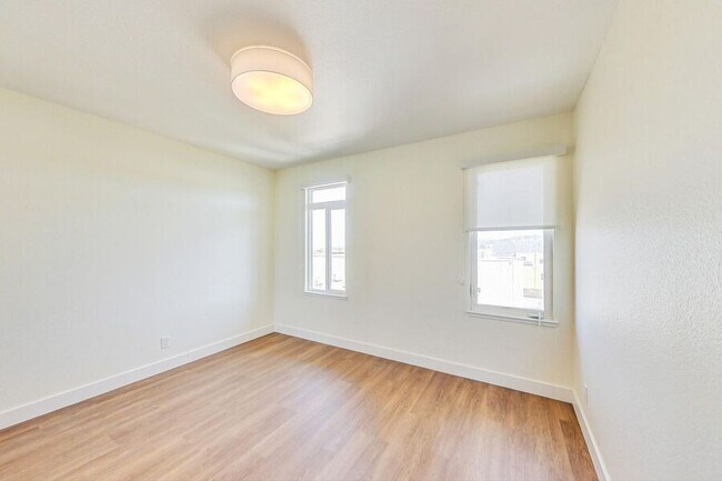 Building Photo - 4350 Kirkham St