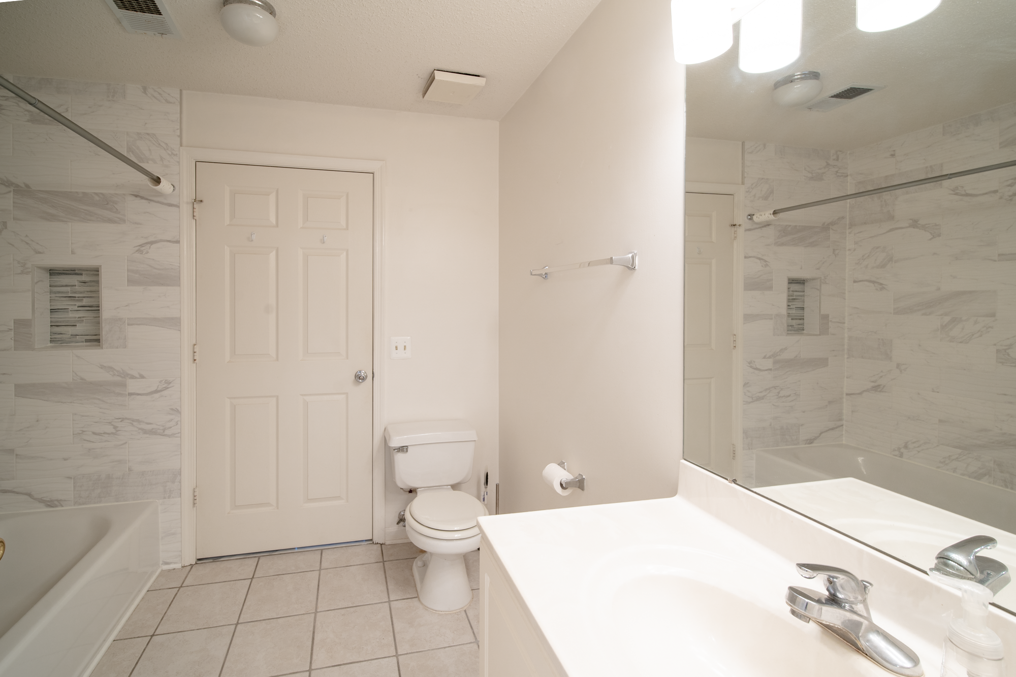 Building Photo - 10024 Vanderbilt Cir