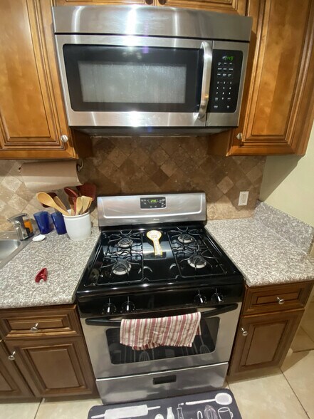 Building Photo - 172 W Elm Ct