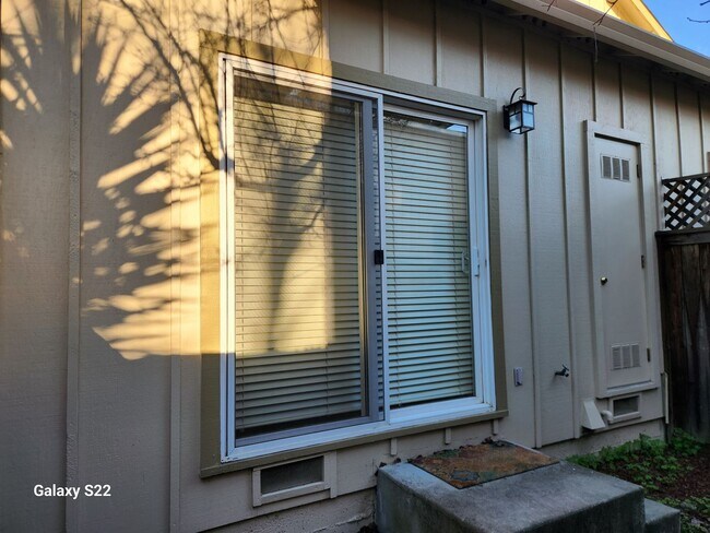 Building Photo - Immaculate Two story,  1 Bedroom, 1 Bathroom, Condo, lots of light,  Close to everything!