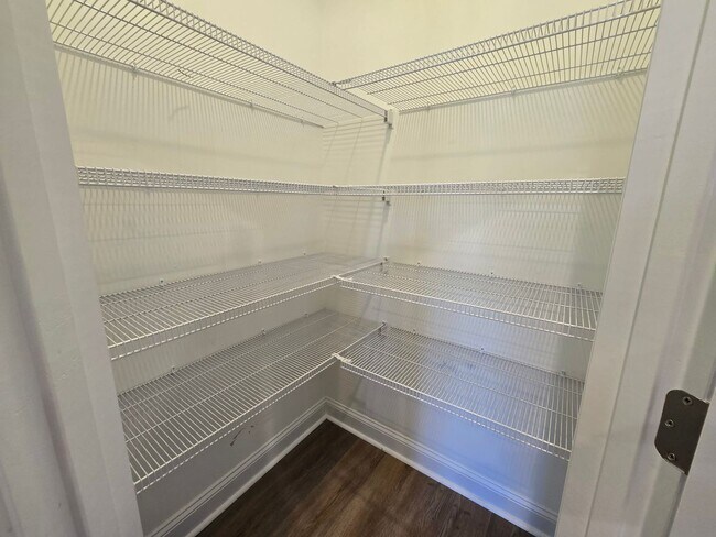 Building Photo - 4 Bedroom, 2 Bath Ranch Available for Rent Now!