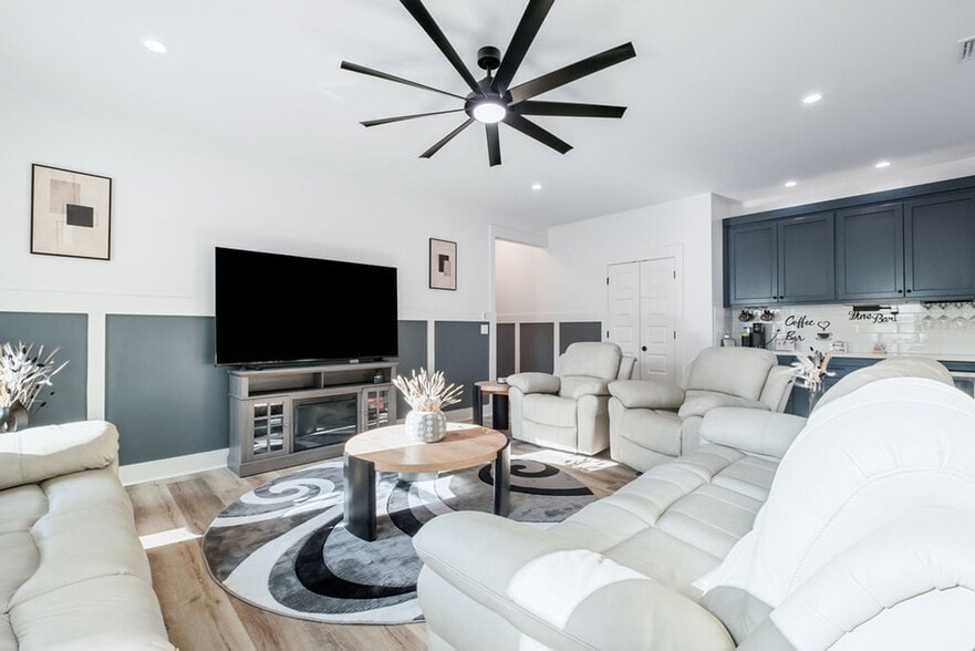 Building Photo - 238 Oleander Dr