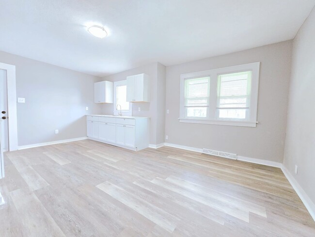 Building Photo - 1517 Elwood Ave