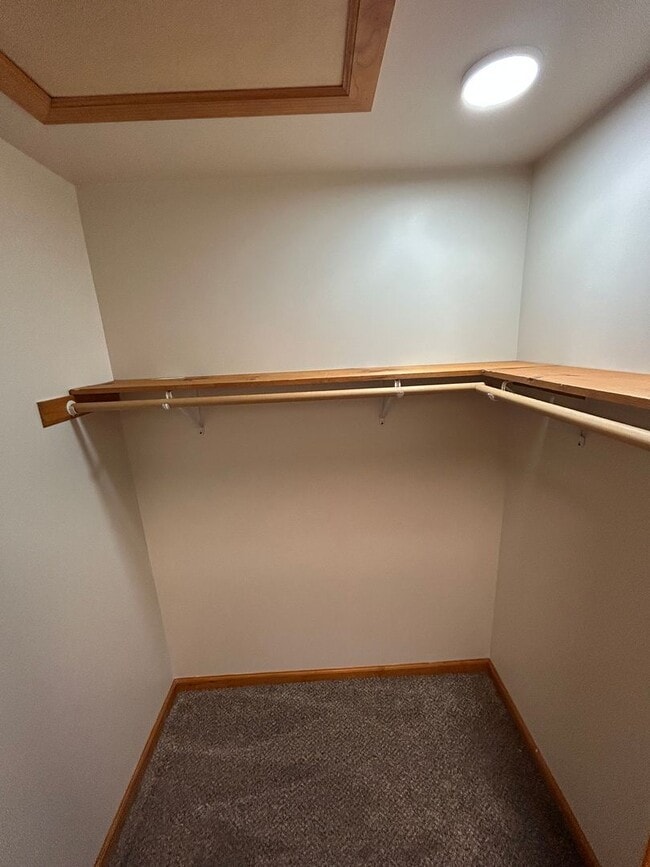 Building Photo - 2 bedroom, 2 full bath with attached garage