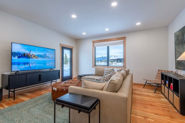 Building Photo - 3402 Alta Vista Dr