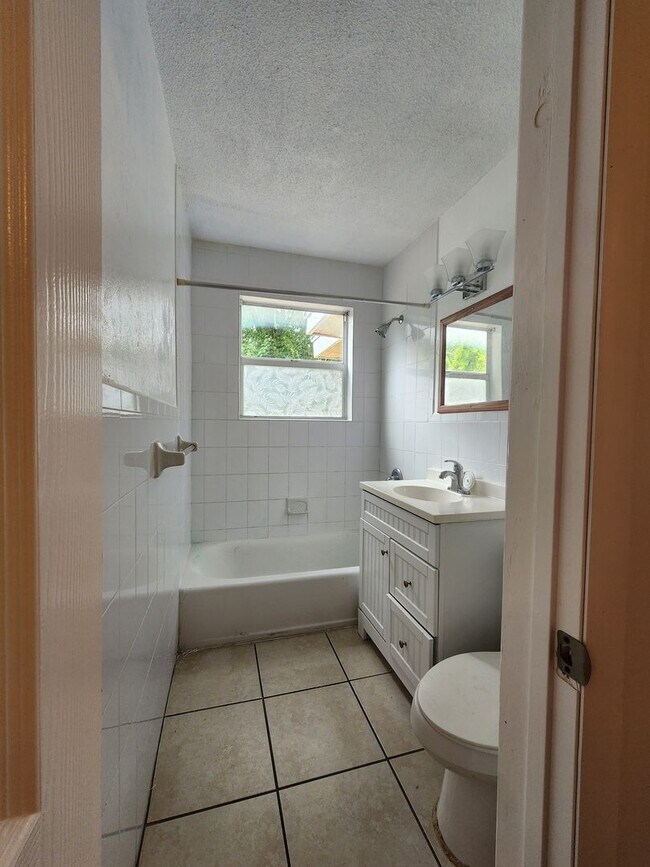 Building Photo - 4 Bedroom Single Family Home