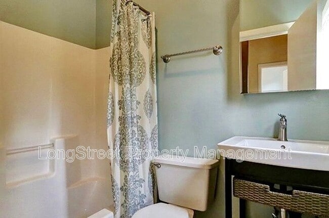 Building Photo - 2624 NE Sumner St