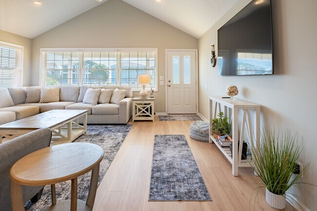 Building Photo - PERFECT OFF-SEASON BEACH GETAWAY