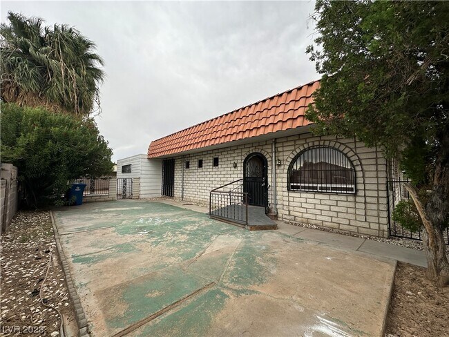 Building Photo - 4646 Fiesta Way