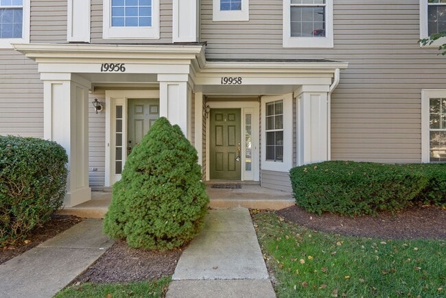 Building Photo - 2 Bed 1.5 Bath - Germantown Condo - Attach...