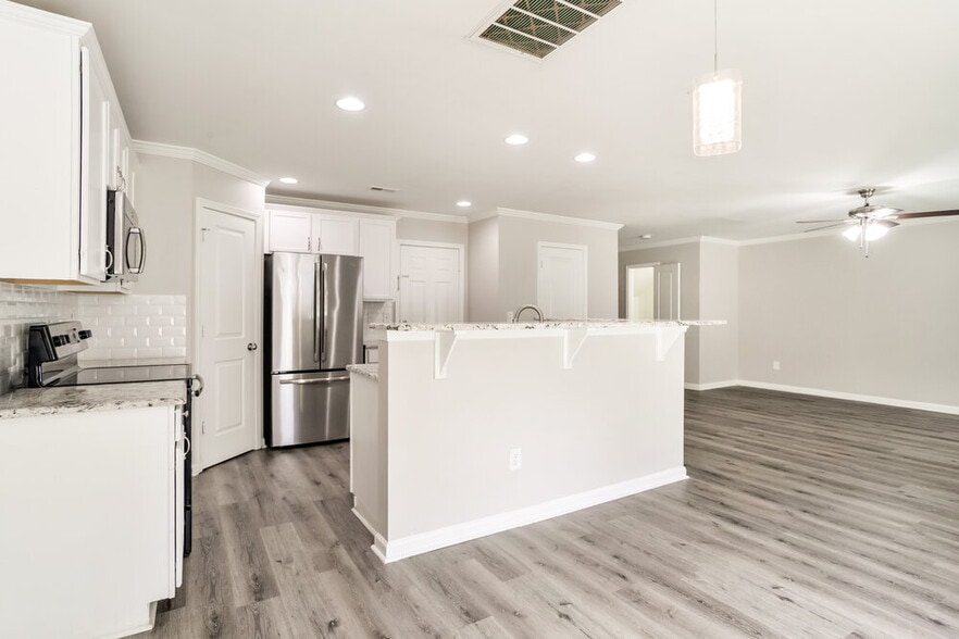 Building Photo - 5004 Broad Leaf Ct