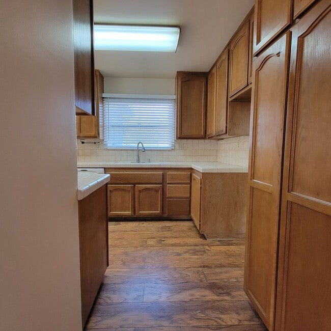 Building Photo - Adorable 2 bed 1.5 bath house with HUGE yard!!