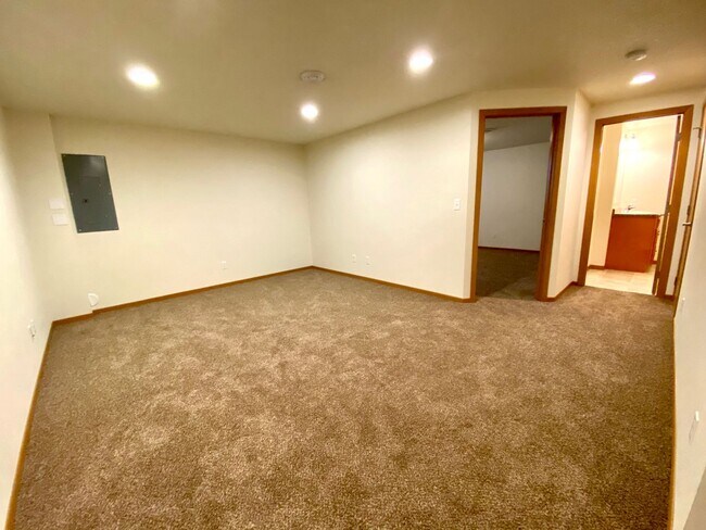 Building Photo - Spacious 4 Bedroom Townhome in Great Neigh...