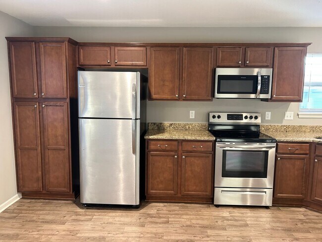 Building Photo - Single Level 2 Bed 2 Car Attached Villa in Blue Springs