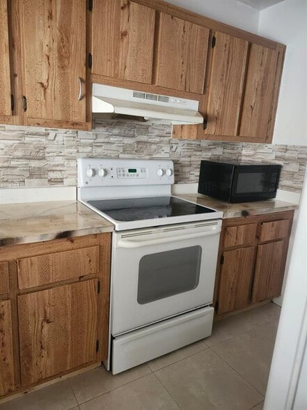 Building Photo - 10037 Winding Lake Rd