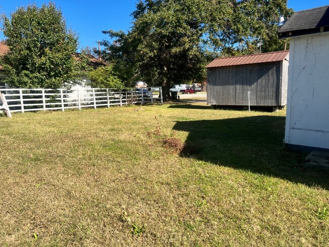 Building Photo - Three bedroom one bath house