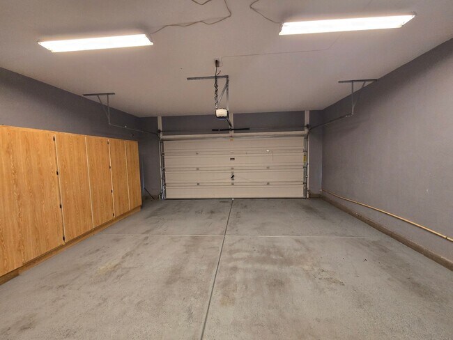 Building Photo - A Beautiful Single Story Townhouse! 3 Bed,...