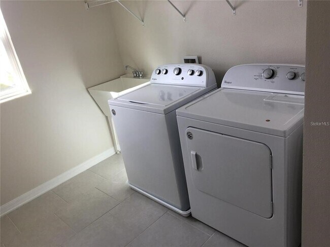 Building Photo - 2510 Sanderling St