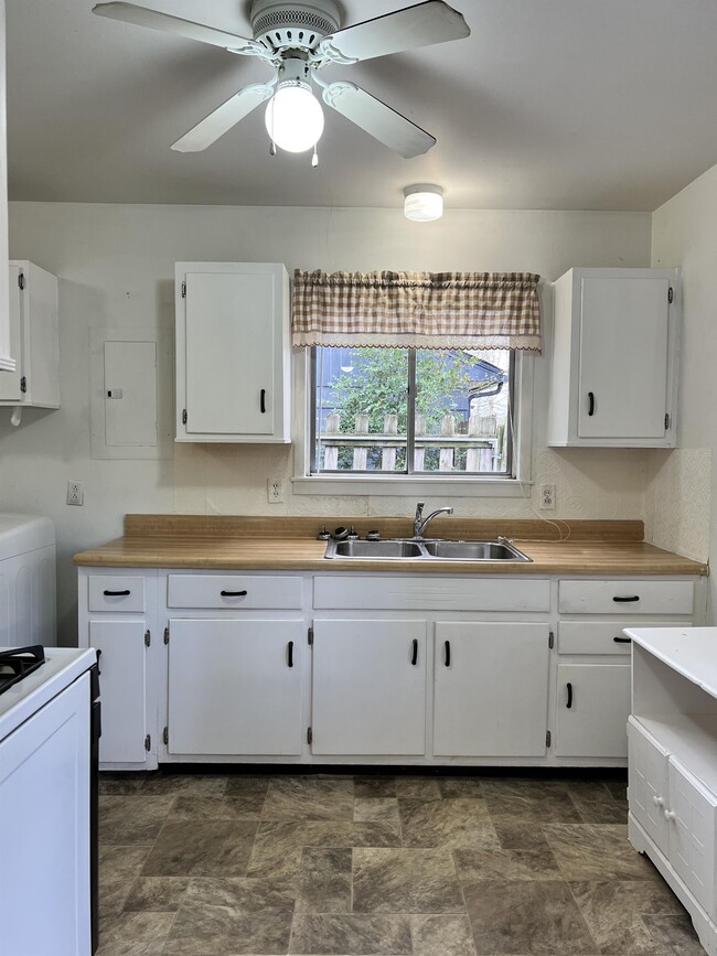 Building Photo - 3122 Commander Dr