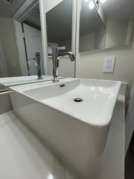 Building Photo - 2850 N Oakland Forest Dr