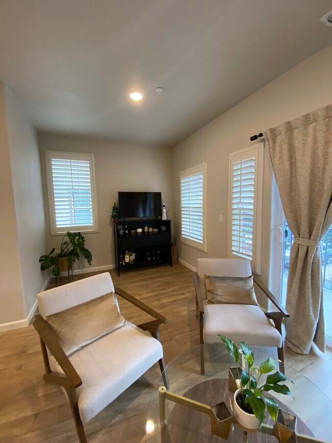 Building Photo - 11340 SW Mont Blanc St