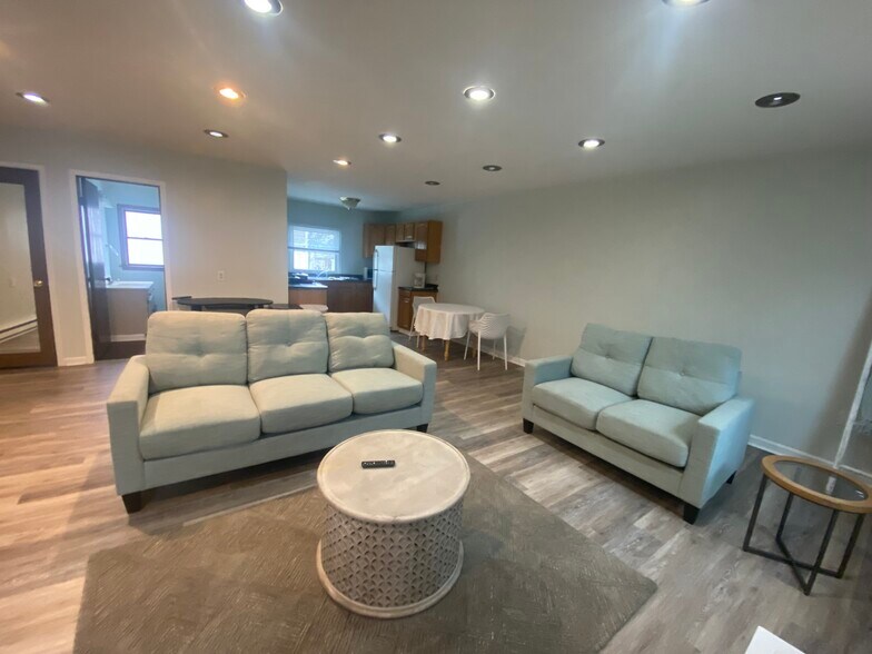 Building Photo - 340 W 26th St