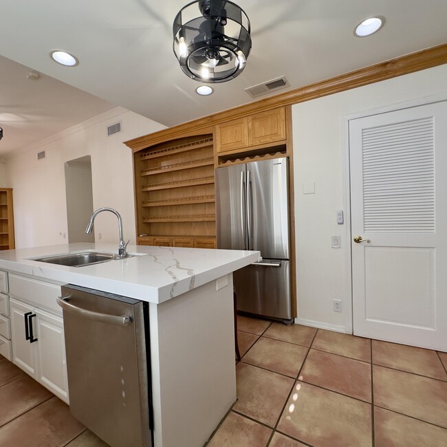 Building Photo - 40064 Silktree Ct