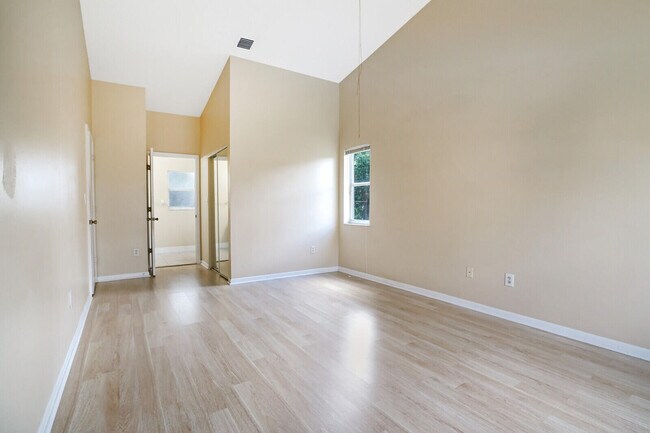 Building Photo - 10567 Paso Fino Dr
