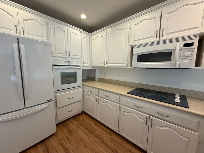 Building Photo - 6BD/3BA Close to Campus - Large Rooms! Great Yard!