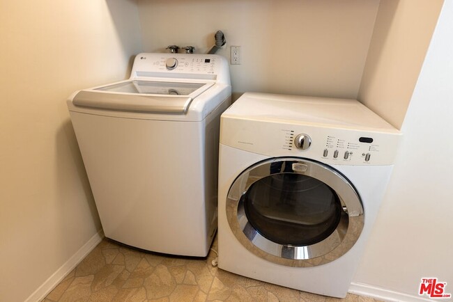 Building Photo - 4360 Kraft Ave