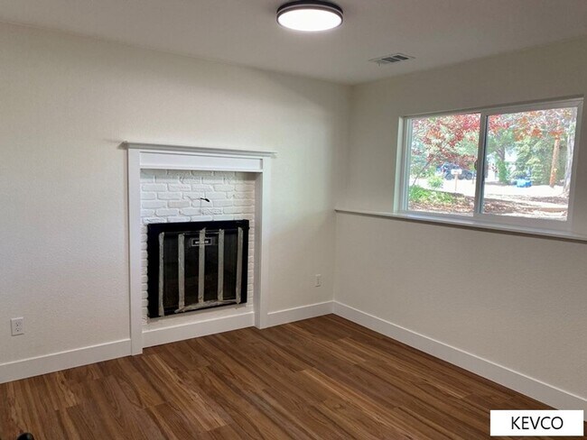 Building Photo - Tastefully Renovated Home!