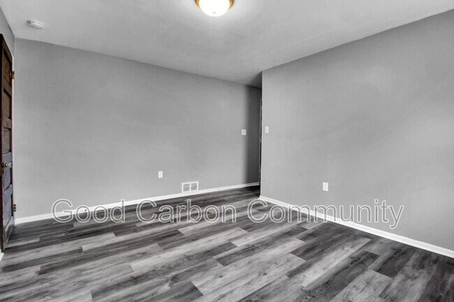 Building Photo - 724 8th St