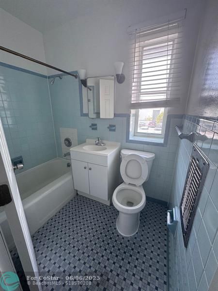 Building Photo - 306 N Lakeside Ct