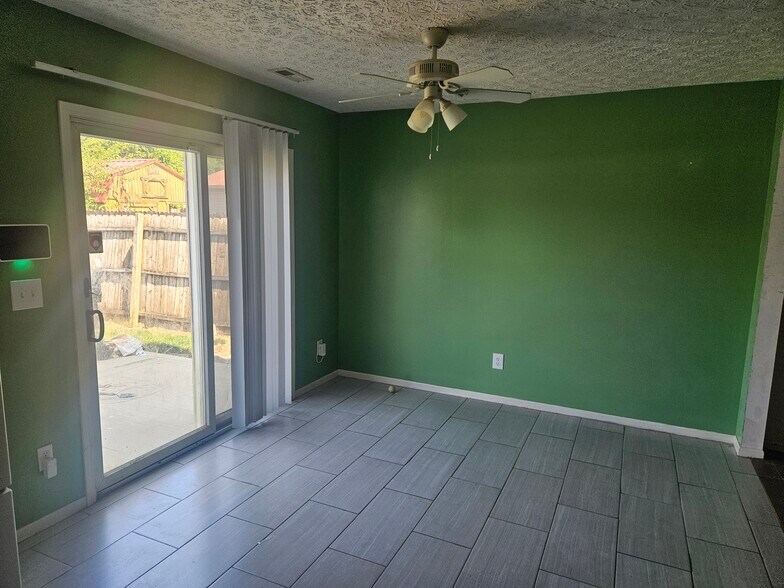 Dining space - 1606 Metcalfe Ave