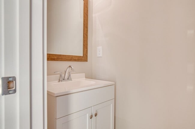 Building Photo - Townhome For Lease