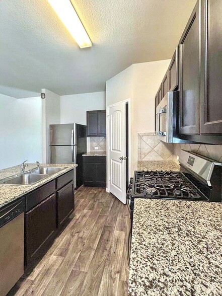 Building Photo - 215 Cibolo Creek Dr