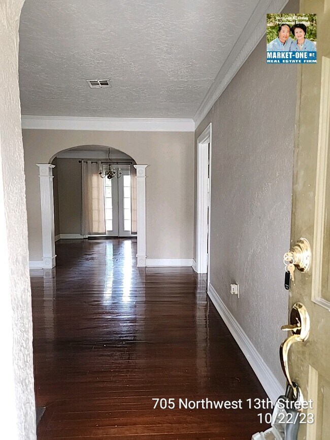 Building Photo - 705 NW 13th St