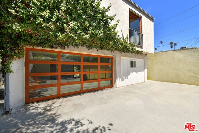 Building Photo - 656 Angelus Pl
