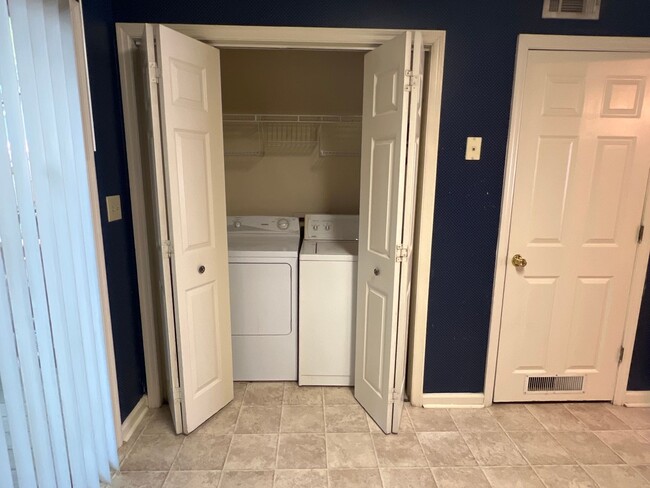 Building Photo - 2 Bedroom Townhouse