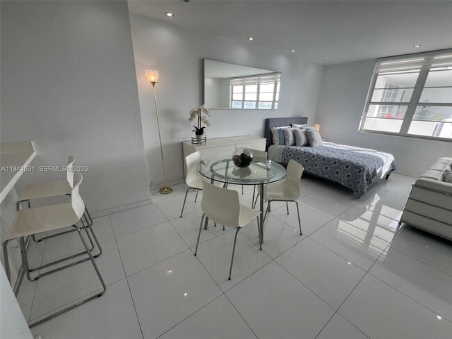 Building Photo - 100 Lincoln Rd