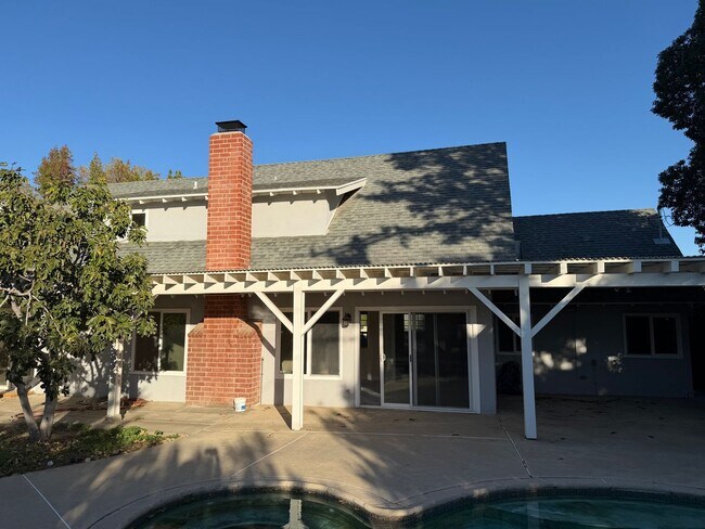 Building Photo - Large pool home with lots of space and gue...