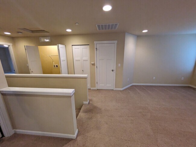 Building Photo - 1077 Hiton Cir