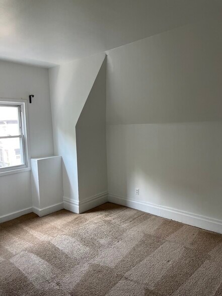 Building Photo - 370 S Negley Ave