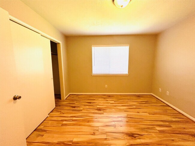 Building Photo - 1404 Helmsley Dr
