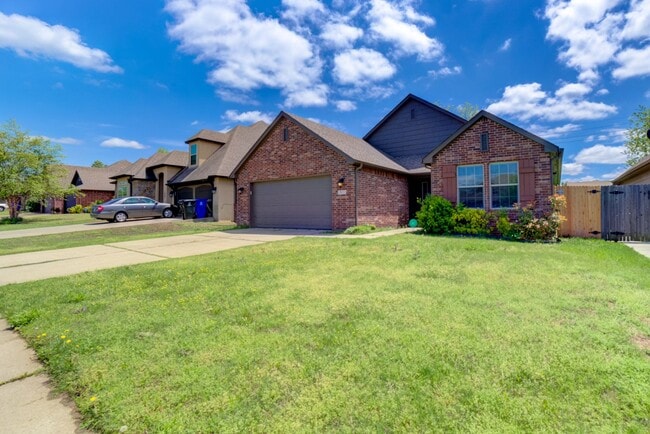 Building Photo - 3 Bed / 2 Bath in Prime Broken Arrow Location