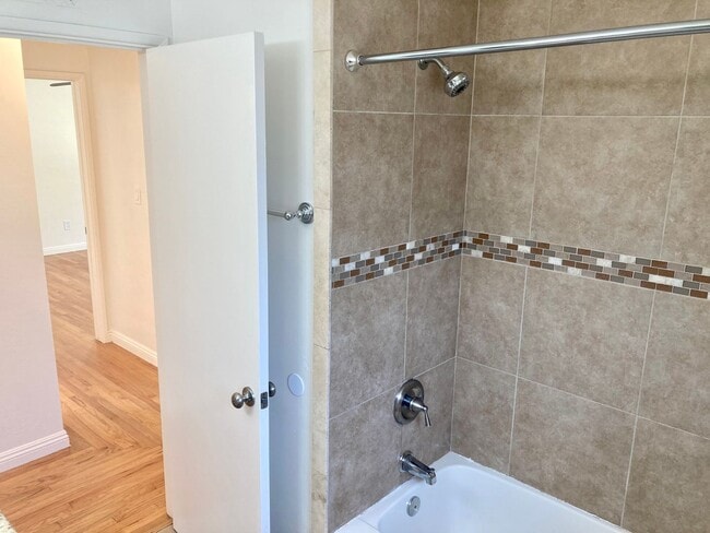 Building Photo - 3 Bedroom 2 Bath Home in La Mesa with Detached 2 Car Garage