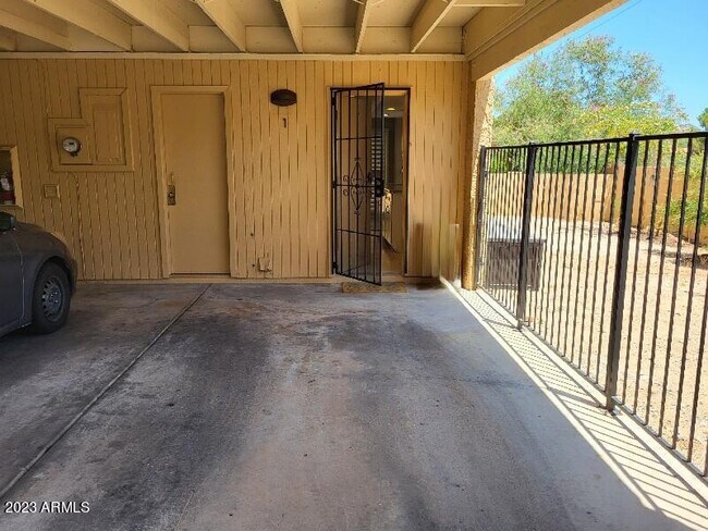 Building Photo - 711 E North Ln