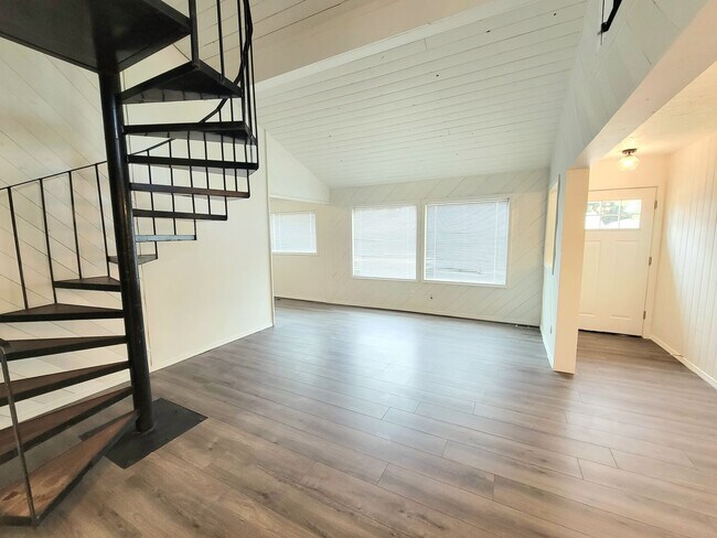 Building Photo - Captivating 3BD/1BA Home with Spacious Yar...