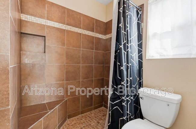 Building Photo - 919 E Monteleone St