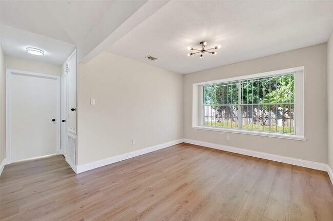 Building Photo - 5530 Oak Falls Dr
